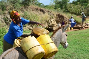 16-kenya4475-fetching-water