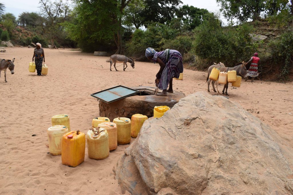The Water Project : 11-kenya4767-open-well-in-riverbed