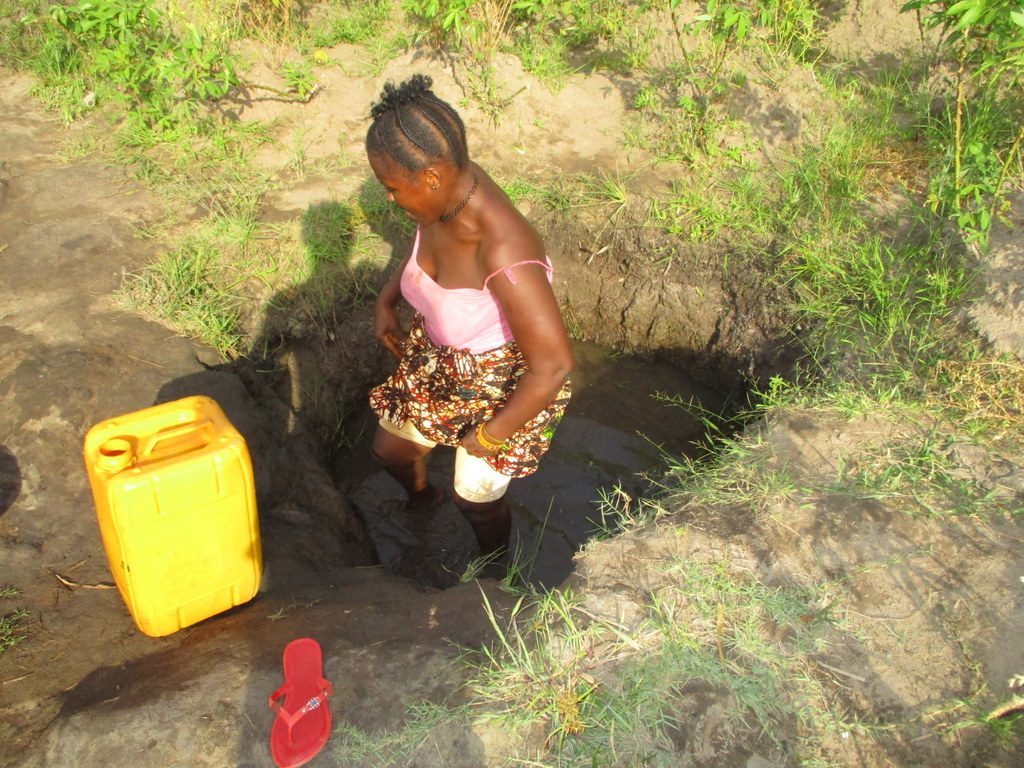 The Water Project : 10-sierraleone18264-fetching-water