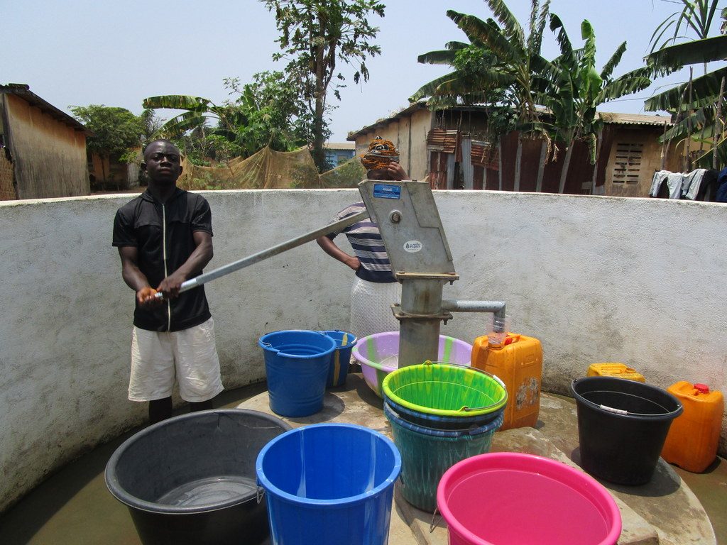 The Water Project : sierraleone5103-collecting-water