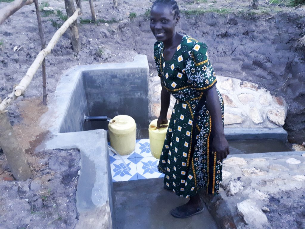 The Water Project : 17-kenya18121-flowing-water