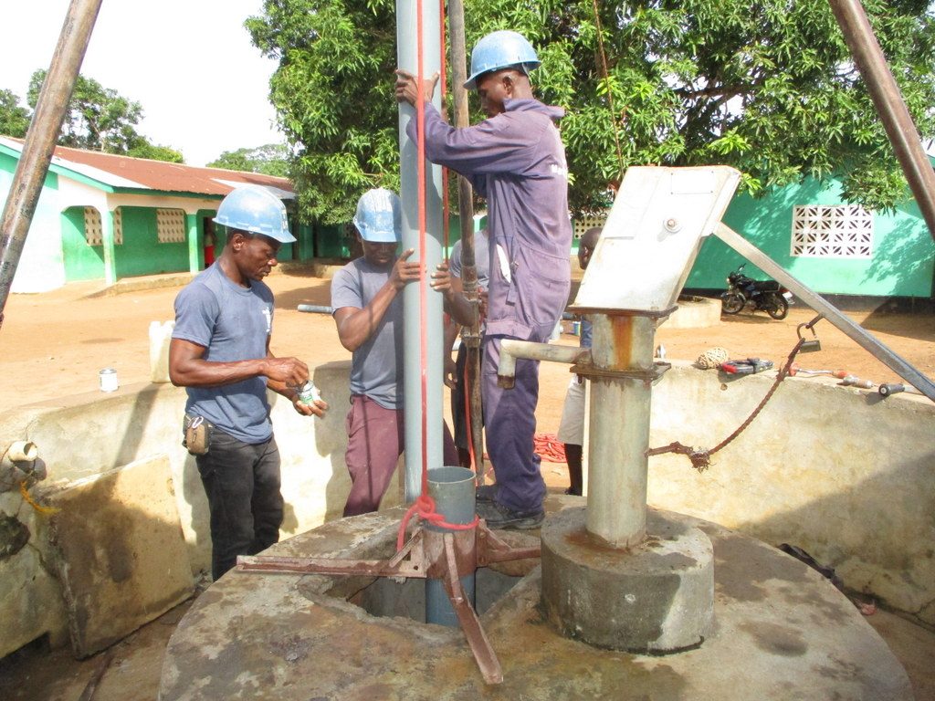 The Water Project : sierraleone18305-preparing-temporary-casing