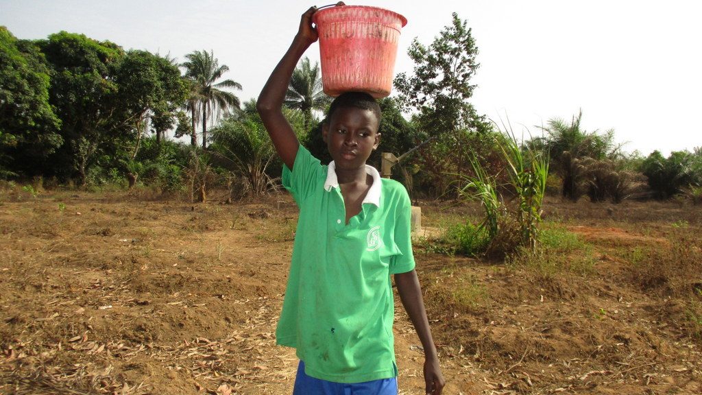 The Water Project : sierraleone19278-carrying-water