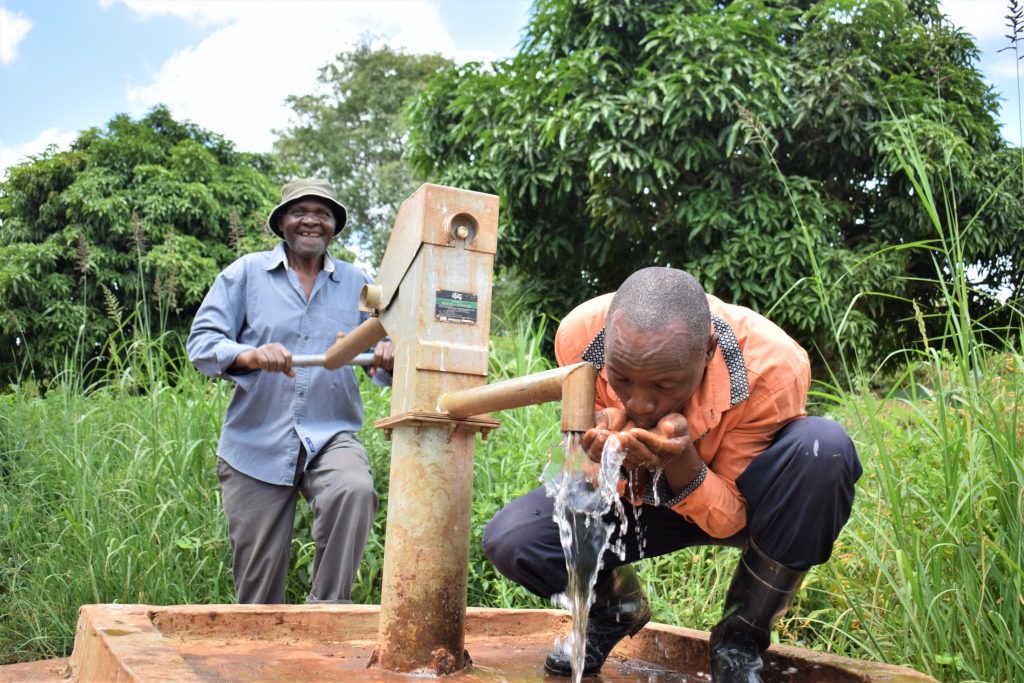 The Water Project : kenya18172-drinking-water-from-the-well-1