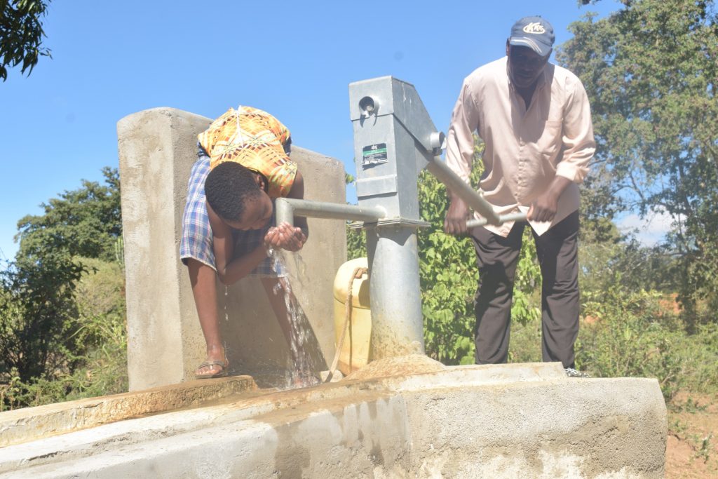 The Water Project : kenya18176-drinking-water-from-the-well