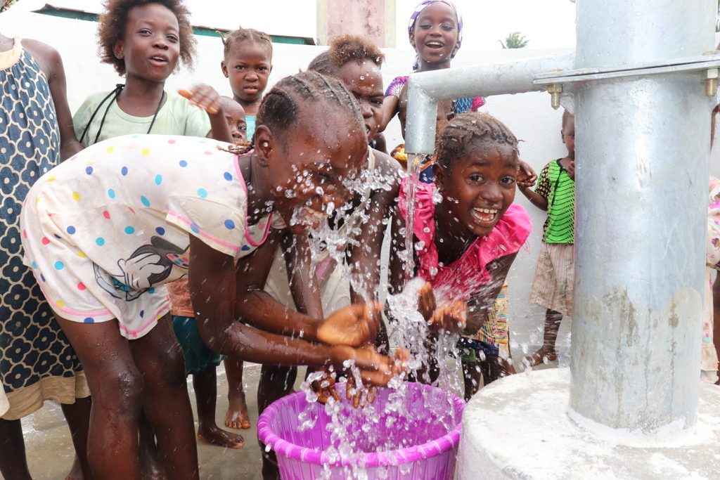 The Water Project : sierraleone19256-children-at-the-well