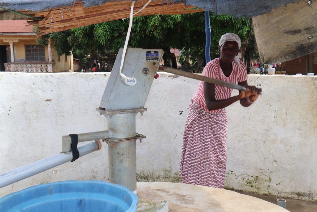 The Water Project : sierraleone18304-pumping-the-well
