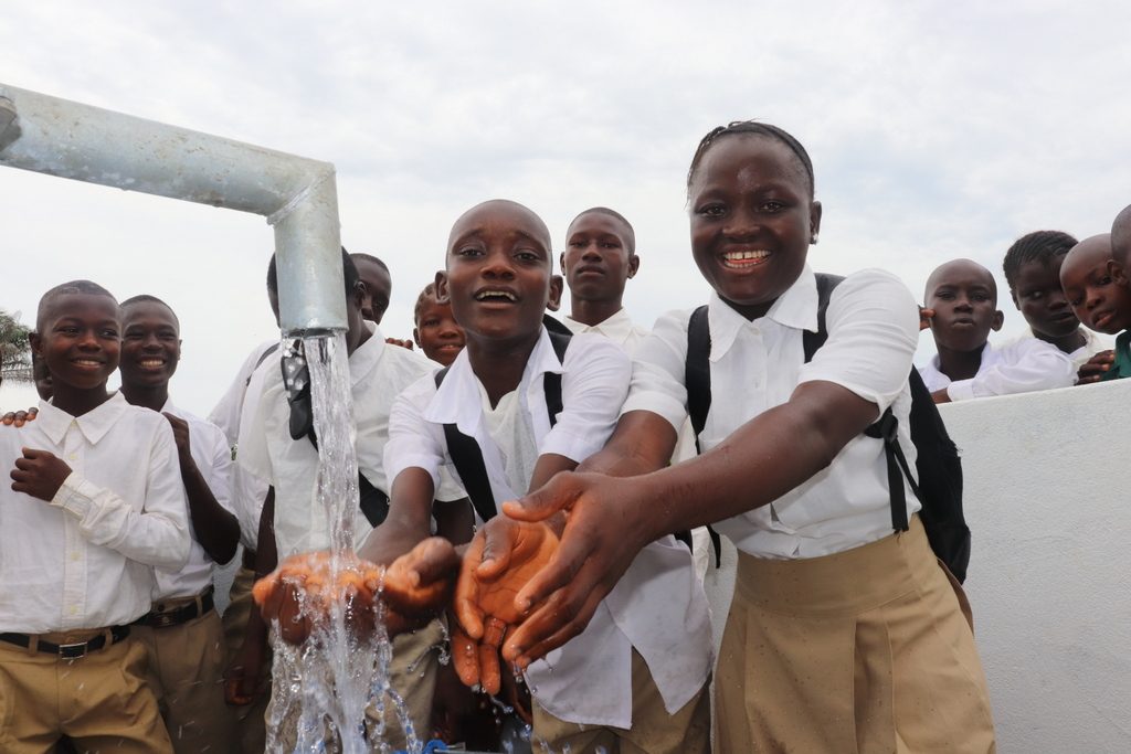 The Water Project : sierraleone19278-students-play-at-the-well
