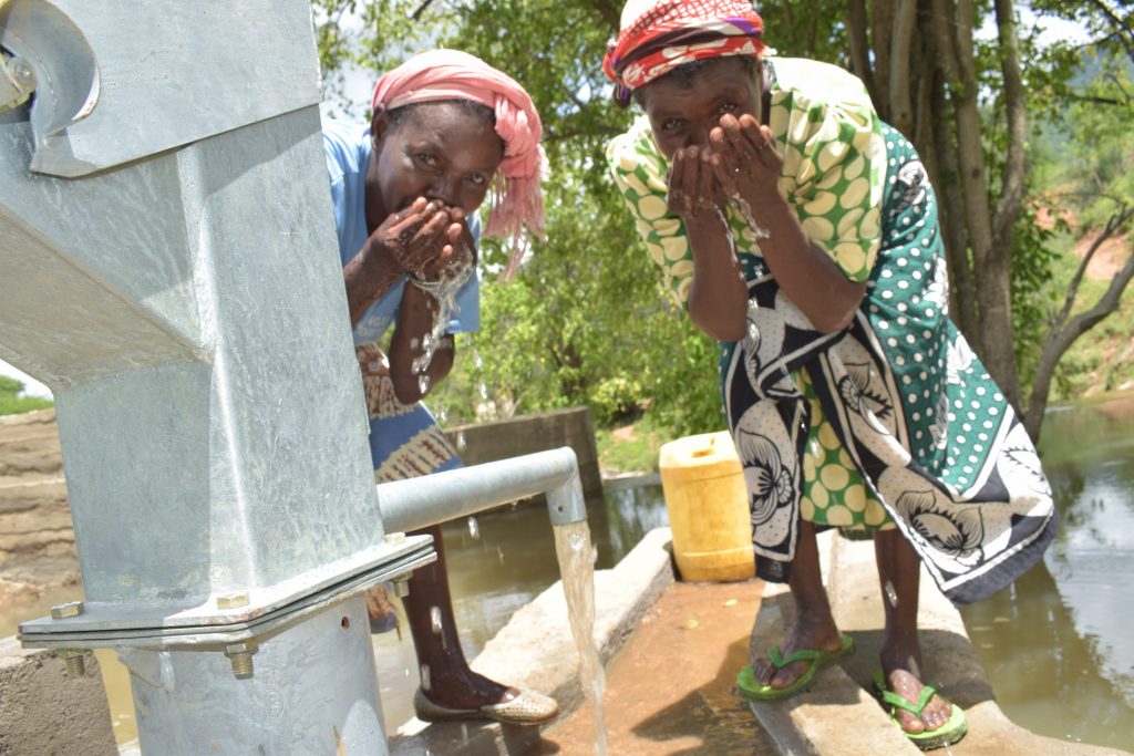 The Water Project : kenya20301-drinking-fresh-water-from-the-well