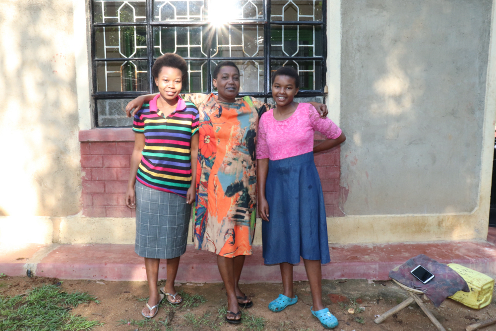 The Water Project : 1-covid19-kenya4570-isabella-with-her-daughters-at-home