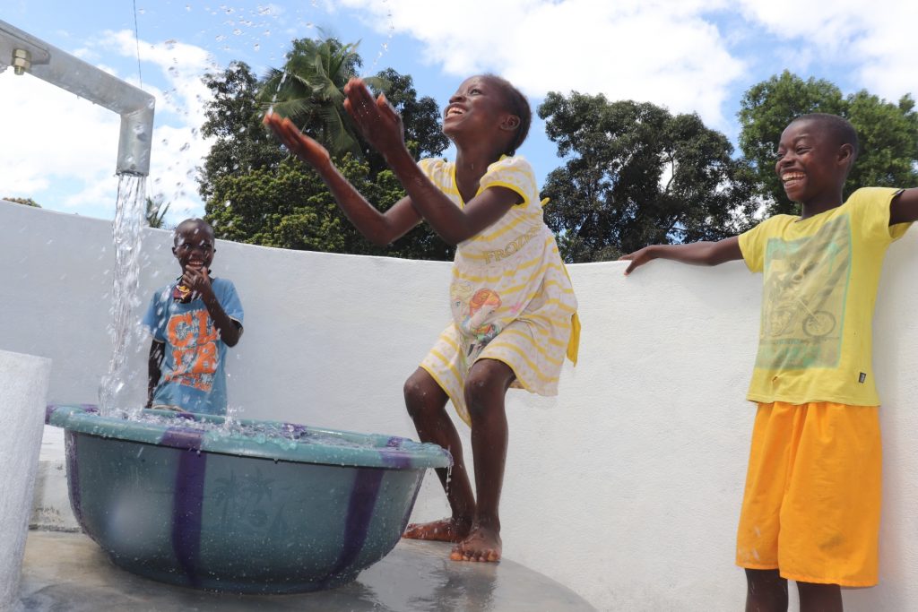 The Water Project : sierraleone20427-kids-celebrating-and-splashing-1