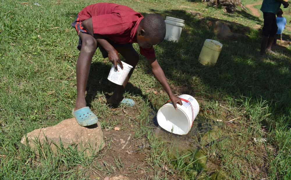 The Water Project : kenya21076-collecting-water-3
