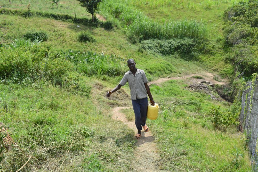 The Water Project : kenya21239-carrying-water-4