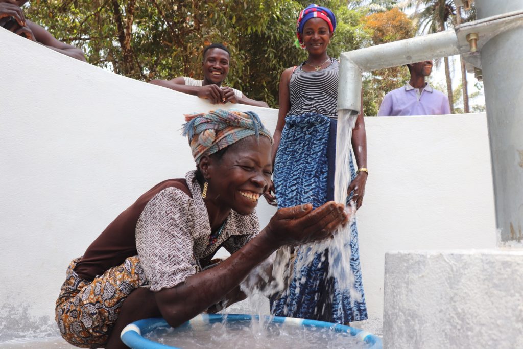 The Water Project : sierraleone21506-smiles-for-new-well