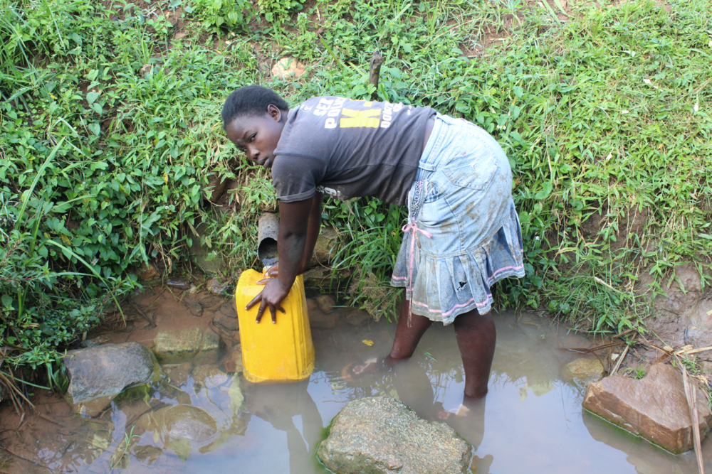 The Water Project : kenya20208-collecting-water-3-2