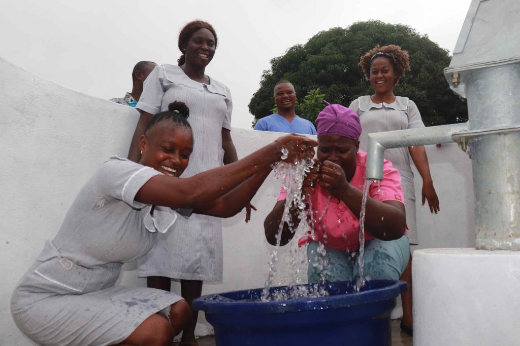 The Water Project : mhsierraleone21503-6-nurses-splashing