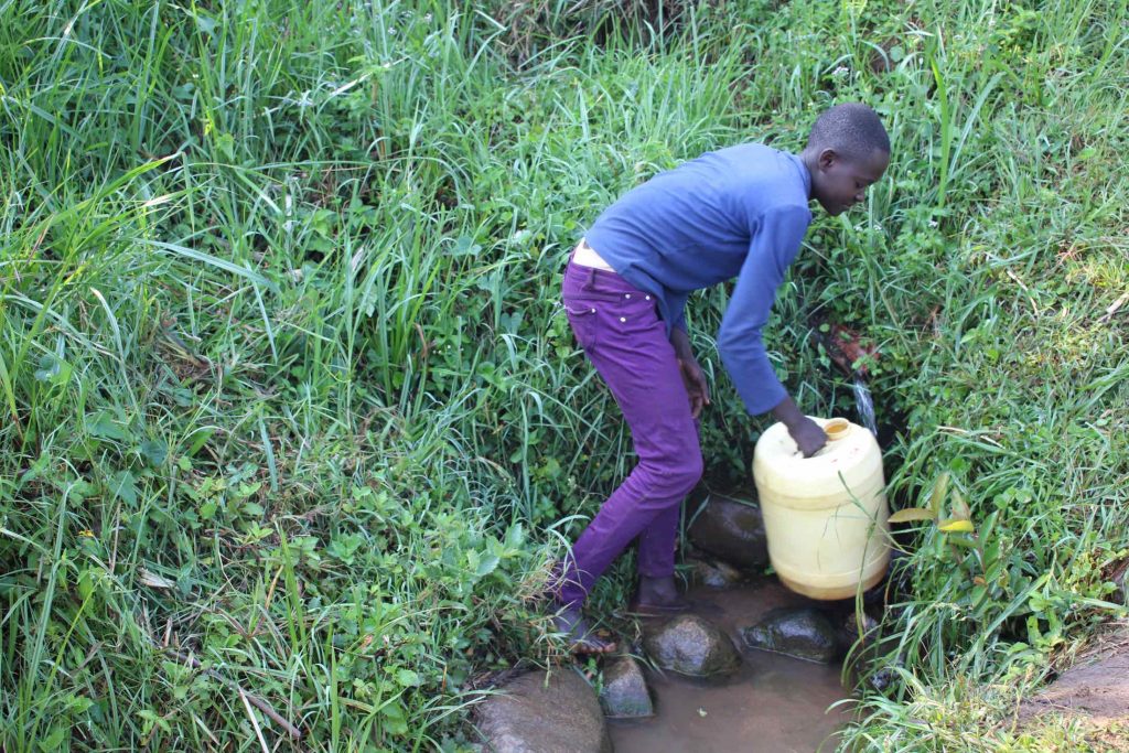 The Water Project : kenya22031-collecting-water-2