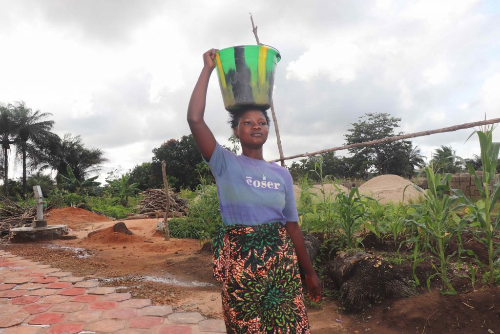 The Water Project : sierraleone22602-2-carrying-water