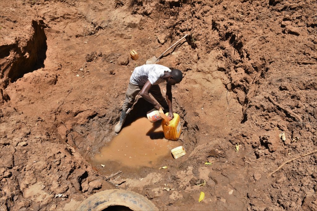 The Water Project : kenya22502-22503-collecting-water-2