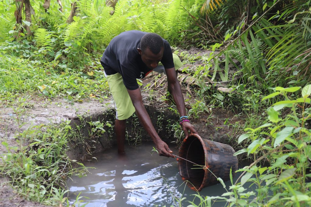 The Water Project : sierraleone22617-collecting-water