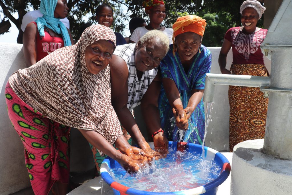 The Water Project : sierraleone21568-0-women-splashing
