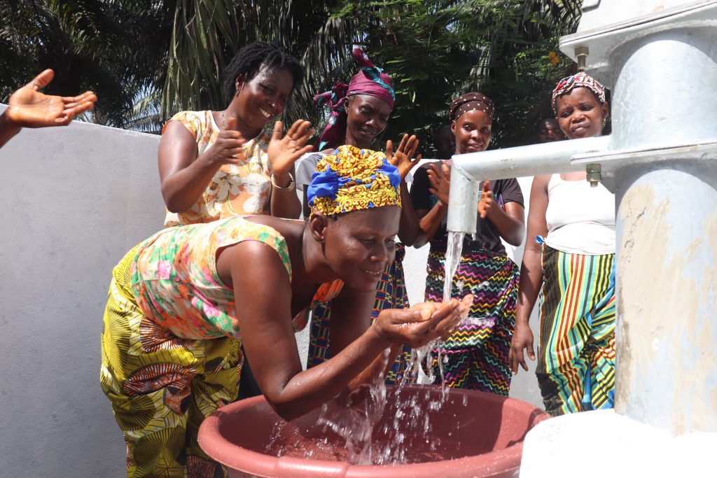 The Water Project : sierraleone21571-1-2-drinking-clean-water