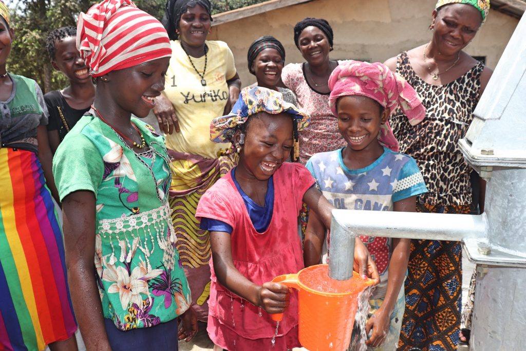 The Water Project : sierraleone22682-0-happy-community