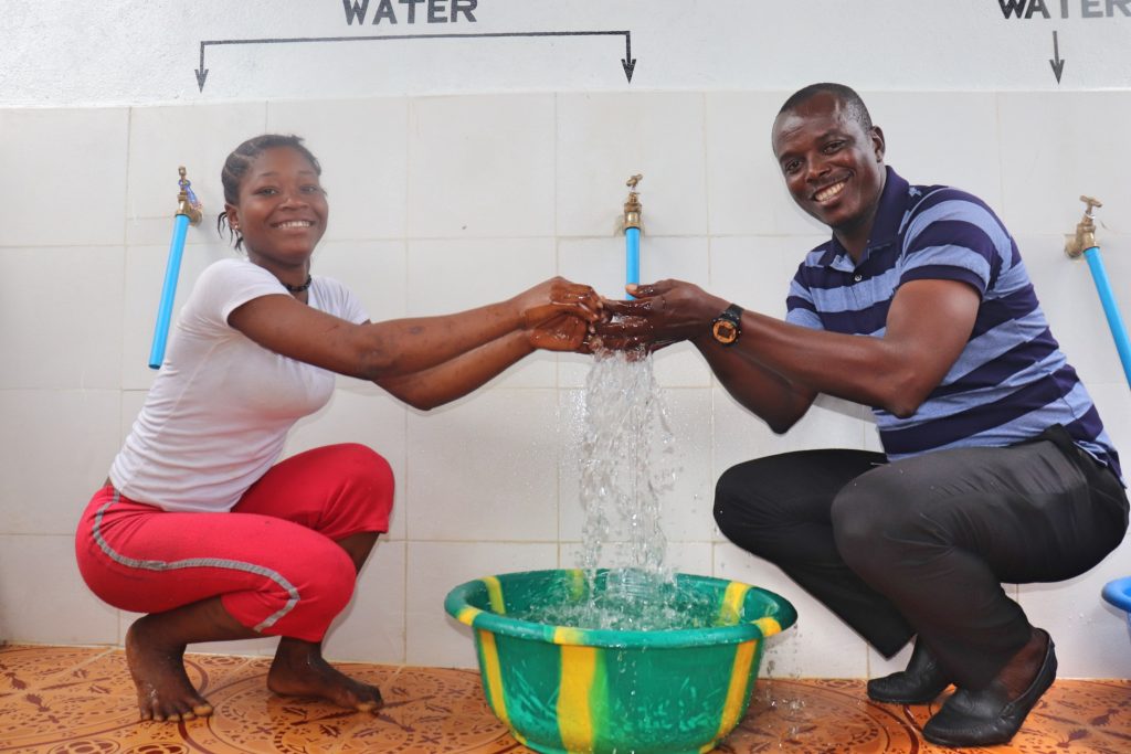 The Water Project : sierraleone21575-0-dignitary-with-community-member-1